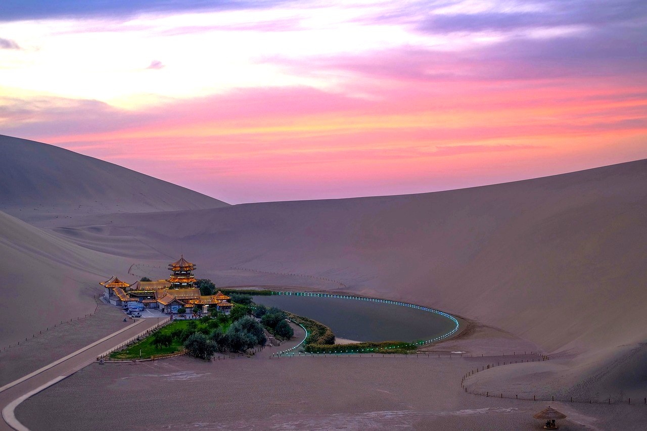 鸣沙山月牙泉暮色 · Crescent Spring at Dusk