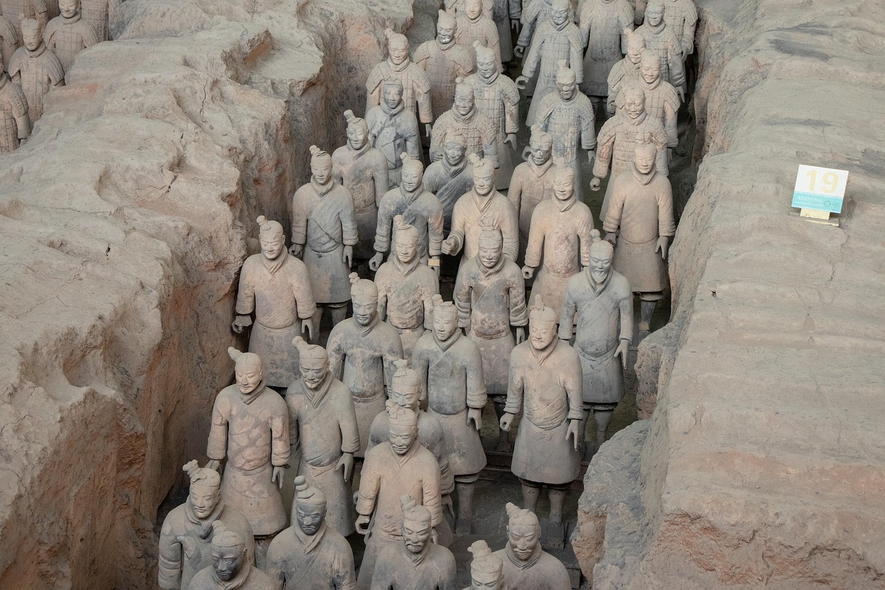 古城墙与城市全景 · City Wall Panorama