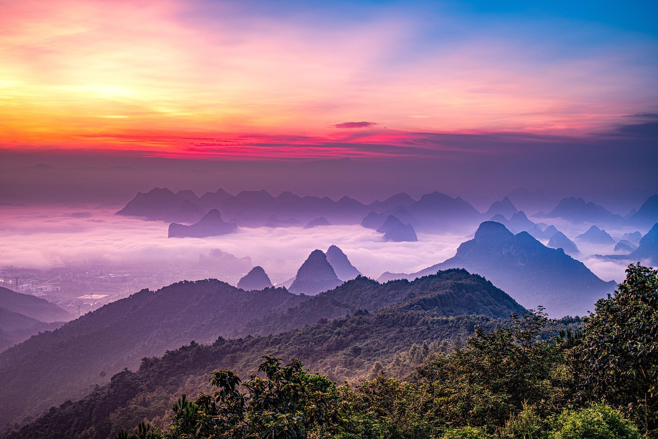 云雾峰林 · Karst Peaks in the Mist
