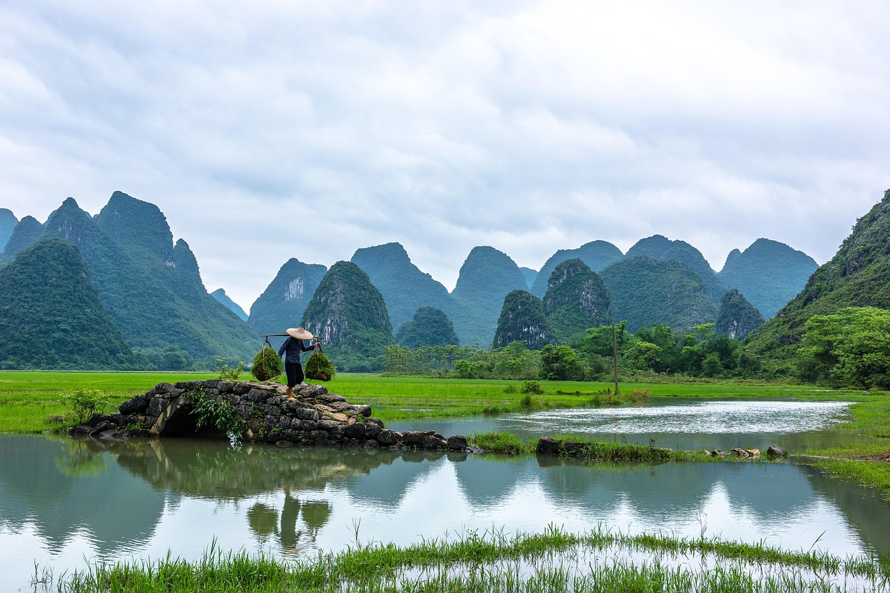 喀斯特峰林 · Karst Peaks