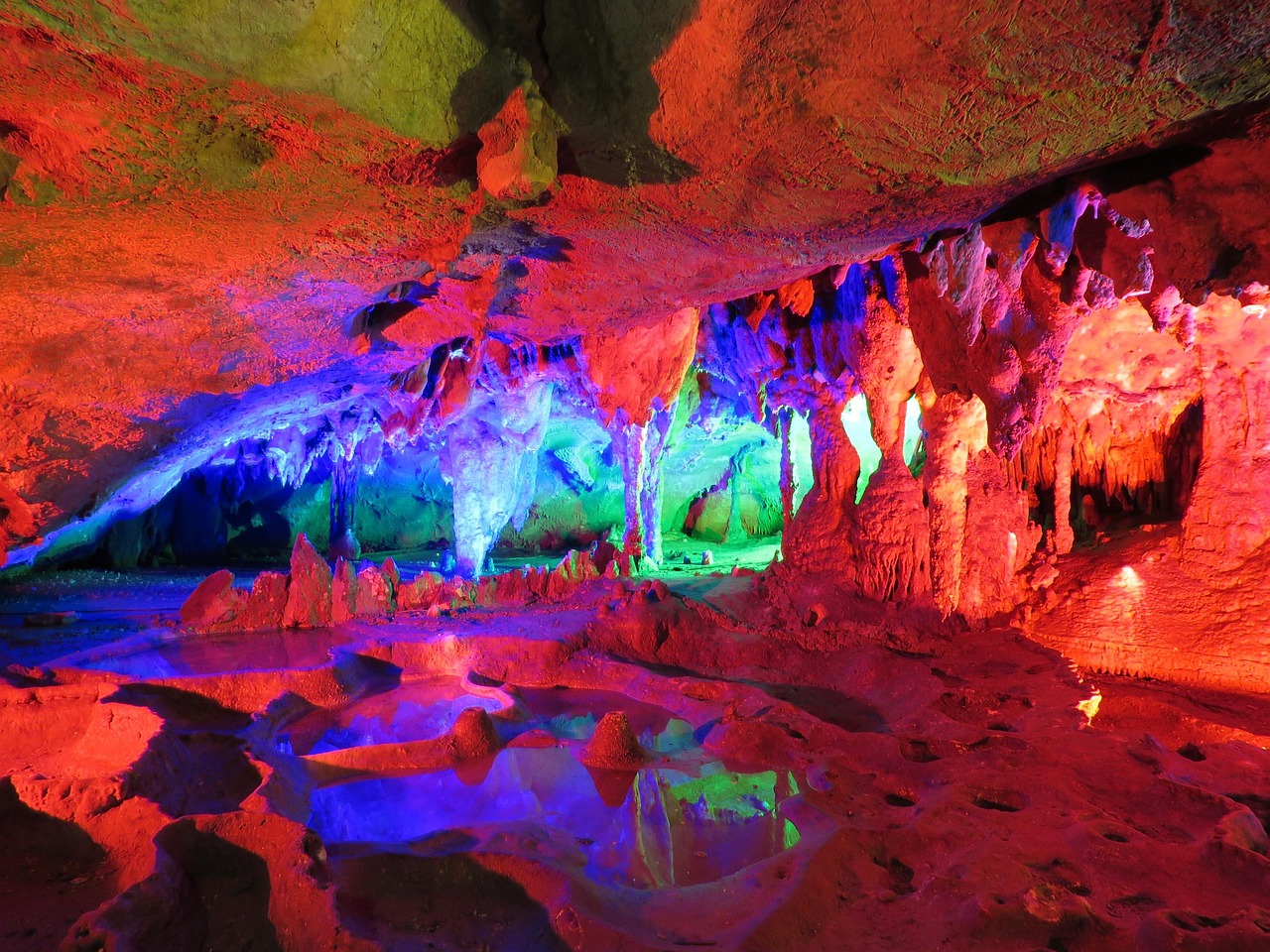 Подсветка в пещере Лудя