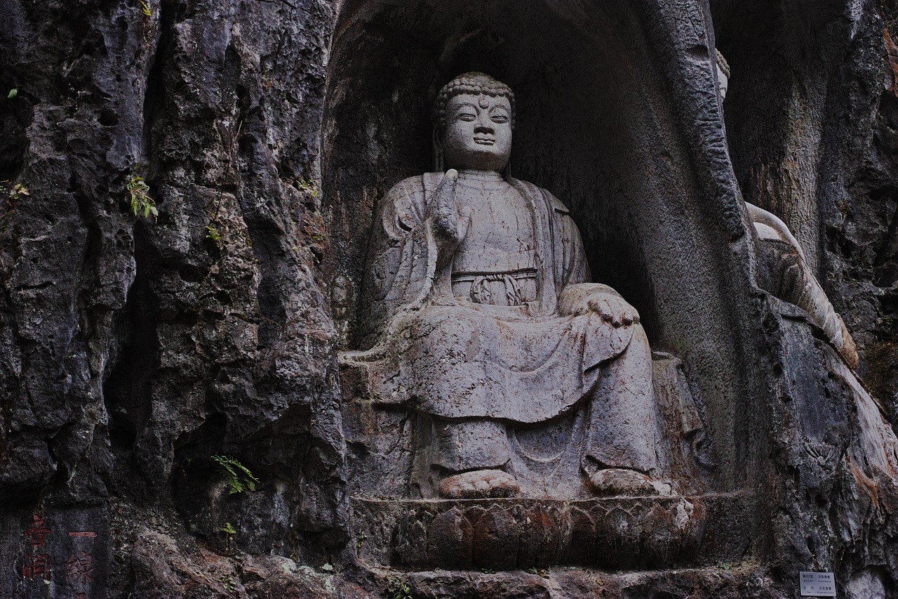 飞来峰石刻 · Feilai Peak Grotto Carvings