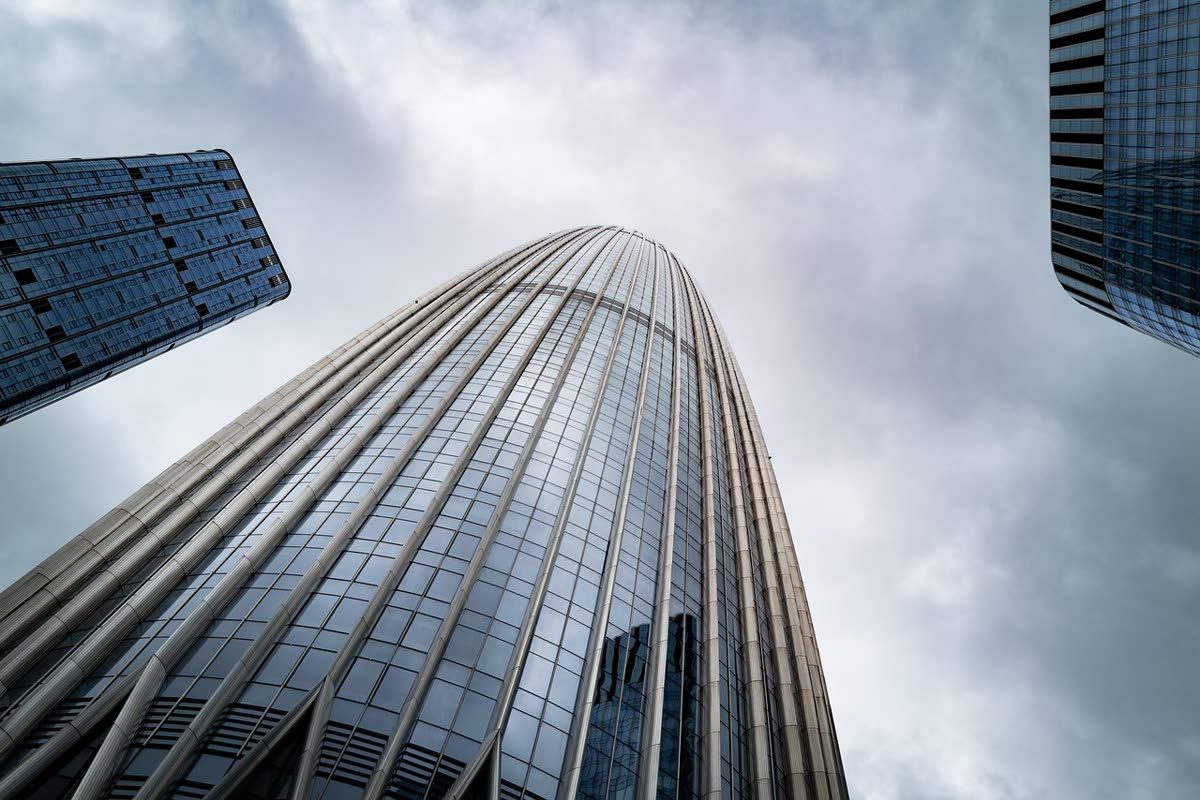 摩天楼仰视 · Looking Up the Towers