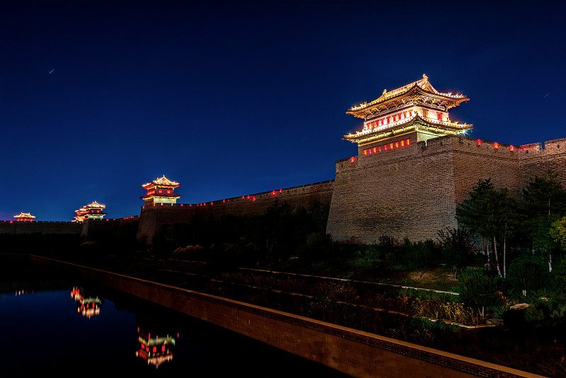 城墙敌楼 · Watchtower by Night